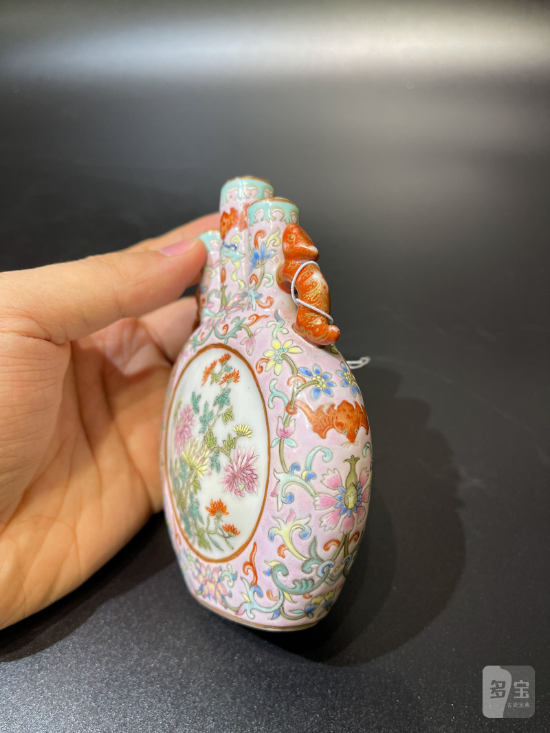 清嘉庆 宫粉地洋彩缠枝莲开光花卉纹三管小扁瓶 - 图5